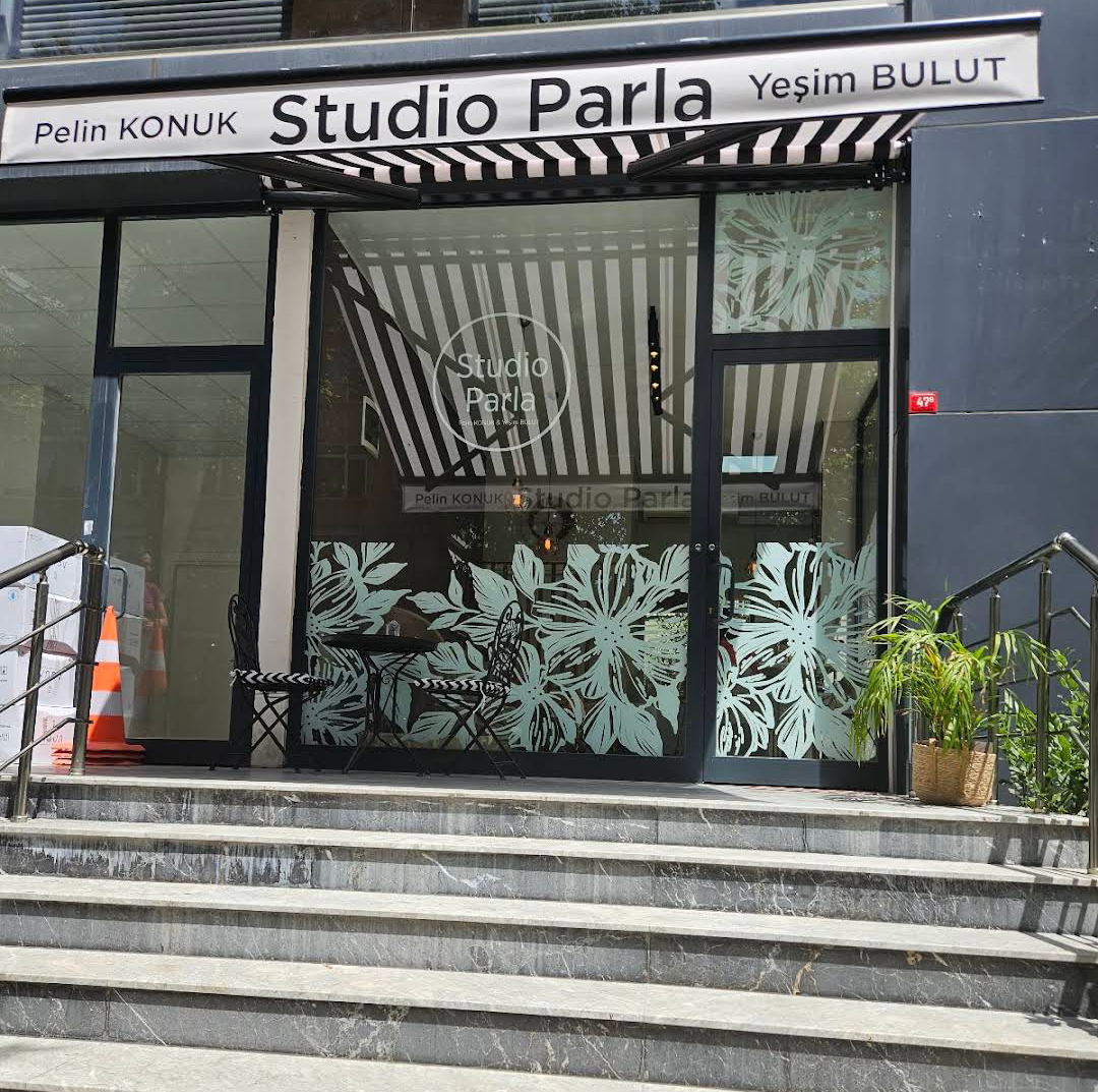 Studio Parla Suadiye — siyah beyaz çizgili tenteli, nane yeşili çiçek desenli vitrin